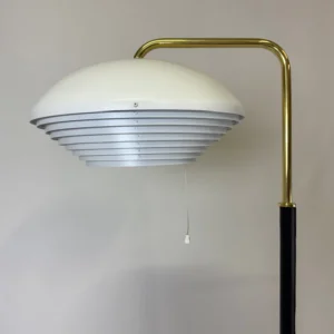 artek-A811-lattiavalaisin-golvlampa-alvar-aalto-artek-helsinki-second-hand-ostamme-kuolinpesia